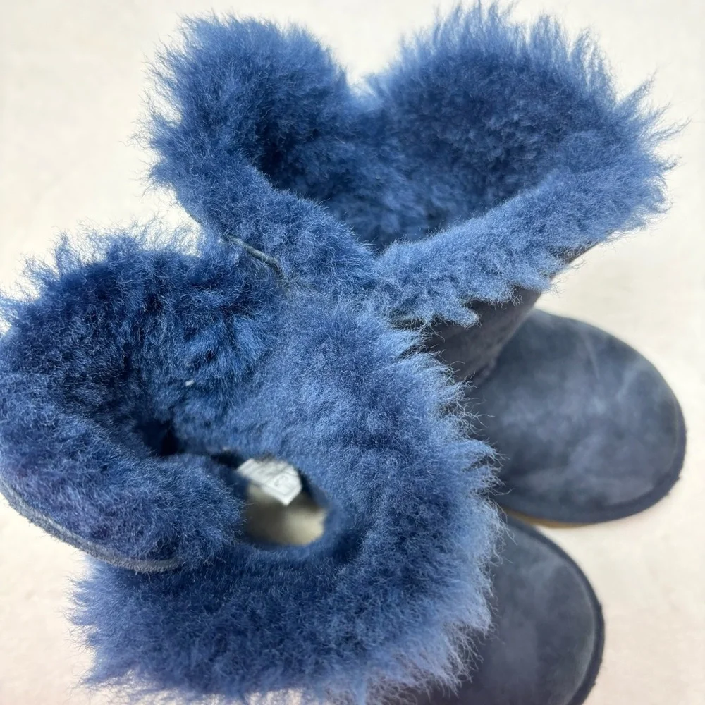 UGG Bailey Button‎ Blue Shearling Boots Size 9 Toddler